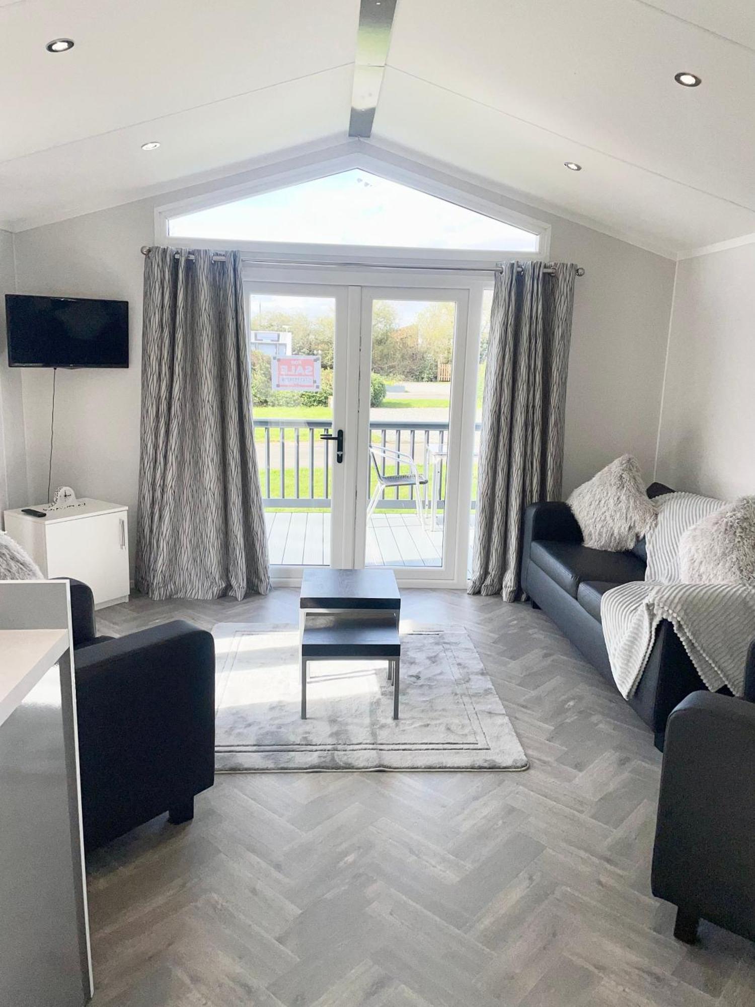 Modern Homely In Tuxford Chalet